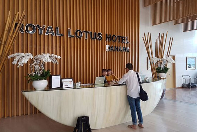 ادفع في الفندق